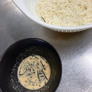 めんつゆと胡麻ドレッシングを合わせた素麺のつけダレ